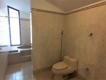 VENDO AMPLIA CASA CERCA AV. LOS FRUTALES – LA MOLINA