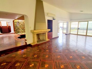 VENDO AMPLIA CASA CERCA AV. LOS FRUTALES – LA MOLINA