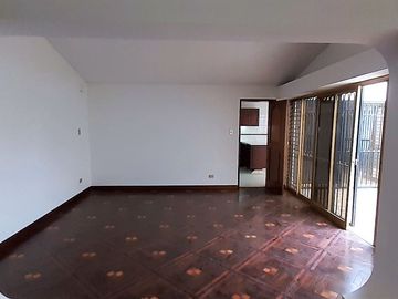 VENDO AMPLIA CASA CERCA AV. LOS FRUTALES – LA MOLINA