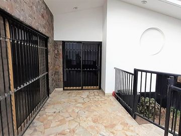 VENDO AMPLIA CASA CERCA AV. LOS FRUTALES – LA MOLINA