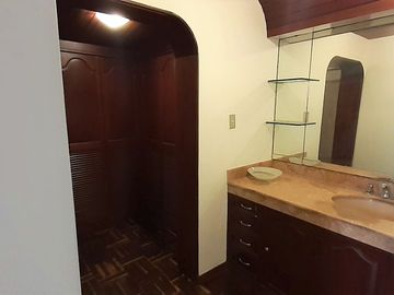VENDO AMPLIA CASA CERCA AV. LOS FRUTALES – LA MOLINA
