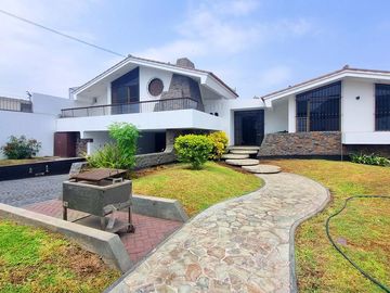 VENDO AMPLIA CASA CERCA AV. LOS FRUTALES – LA MOLINA