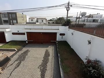 VENDO AMPLIA CASA CERCA AV. LOS FRUTALES – LA MOLINA