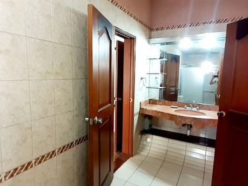 VENDO AMPLIA CASA CERCA AV. LOS FRUTALES – LA MOLINA
