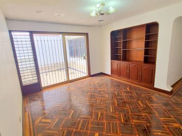 VENDO AMPLIA CASA CERCA AV. LOS FRUTALES – LA MOLINA