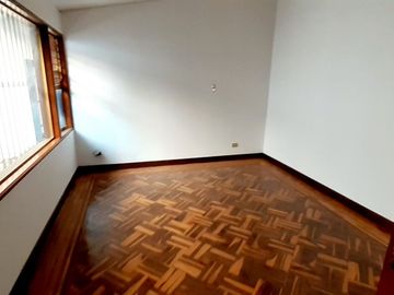 VENDO AMPLIA CASA CERCA AV. LOS FRUTALES – LA MOLINA