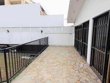 VENDO AMPLIA CASA CERCA AV. LOS FRUTALES – LA MOLINA