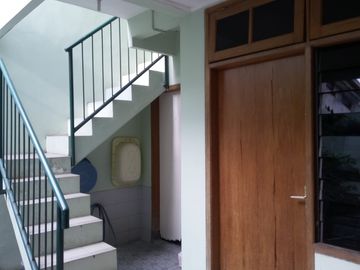 Rumah di Ketintang 2 Lantai Murah Siap Huni Dekat Raya  A Yani, Royal Plaza