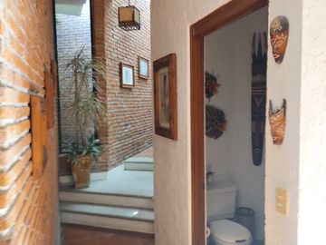 VENTA DE CASA SOLA ESTILO MEXICANO MODERNO EN PRIVADA CON VIGILANCIA EN BURGOS, TEMIXCO