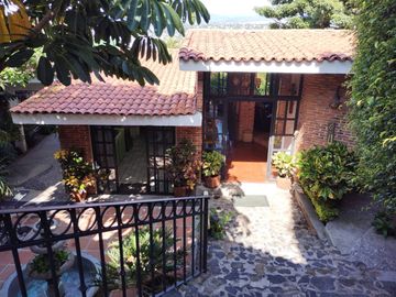 VENTA DE CASA SOLA ESTILO MEXICANO MODERNO EN PRIVADA CON VIGILANCIA EN BURGOS, TEMIXCO