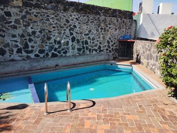 VENTA DE CASA SOLA ESTILO MEXICANO MODERNO EN PRIVADA CON VIGILANCIA EN BURGOS, TEMIXCO