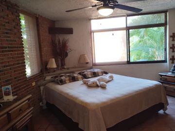 VENTA DE CASA SOLA ESTILO MEXICANO MODERNO EN PRIVADA CON VIGILANCIA EN BURGOS, TEMIXCO