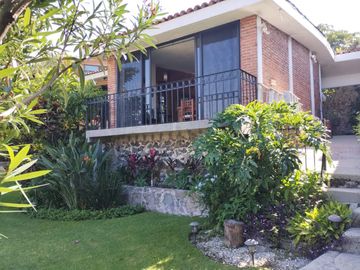 VENTA DE CASA SOLA ESTILO MEXICANO MODERNO EN PRIVADA CON VIGILANCIA EN BURGOS, TEMIXCO