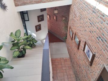 VENTA DE CASA SOLA ESTILO MEXICANO MODERNO EN PRIVADA CON VIGILANCIA EN BURGOS, TEMIXCO