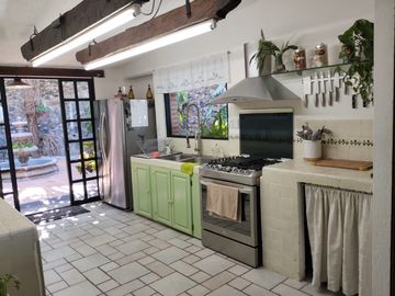 VENTA DE CASA SOLA ESTILO MEXICANO MODERNO EN PRIVADA CON VIGILANCIA EN BURGOS, TEMIXCO