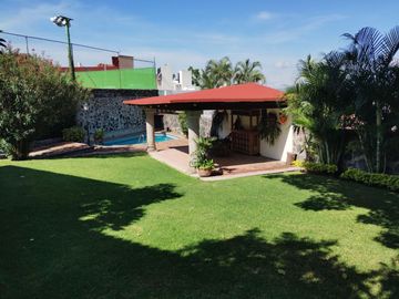 VENTA DE CASA SOLA ESTILO MEXICANO MODERNO EN PRIVADA CON VIGILANCIA EN BURGOS, TEMIXCO