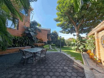 VENTA DE CASA SOLA ESTILO MEXICANO MODERNO EN PRIVADA CON VIGILANCIA EN BURGOS, TEMIXCO