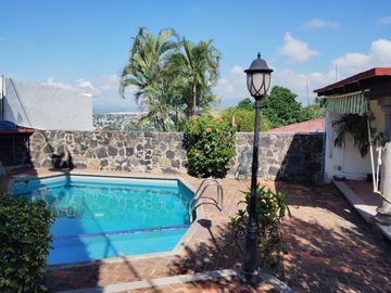 VENTA DE CASA SOLA ESTILO MEXICANO MODERNO EN PRIVADA CON VIGILANCIA EN BURGOS, TEMIXCO