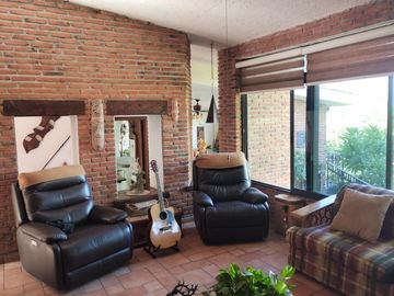 VENTA DE CASA SOLA ESTILO MEXICANO MODERNO EN PRIVADA CON VIGILANCIA EN BURGOS, TEMIXCO