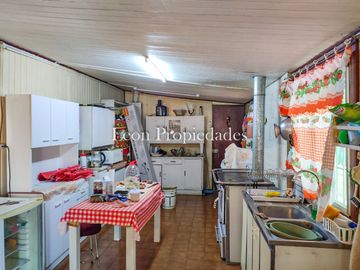 Leon Propiedades vende parcela plana con 2 casas en sector Cuyuncavi, Curacavi