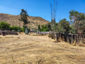 Leon Propiedades vende parcela plana con 2 casas en sector Cuyuncavi, Curacavi