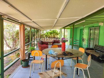 Leon Propiedades vende parcela plana con 2 casas en sector Cuyuncavi, Curacavi