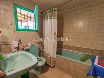 Leon Propiedades vende parcela plana con 2 casas en sector Cuyuncavi, Curacavi