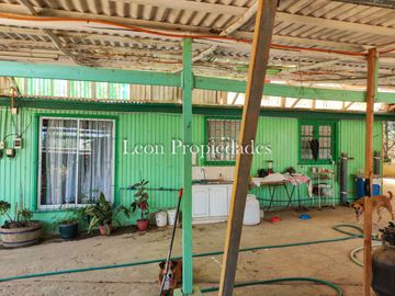 Leon Propiedades vende parcela plana con 2 casas en sector Cuyuncavi, Curacavi