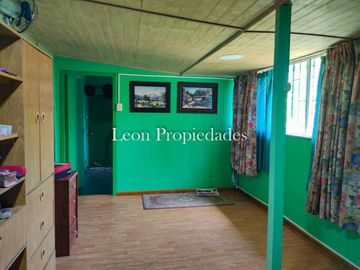 Leon Propiedades vende parcela plana con 2 casas en sector Cuyuncavi, Curacavi