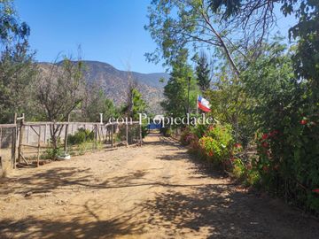Leon Propiedades vende parcela plana con 2 casas en sector Cuyuncavi, Curacavi