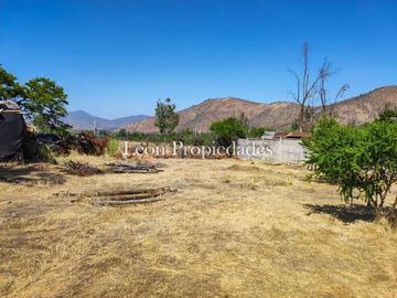 Leon Propiedades vende parcela plana con 2 casas en sector Cuyuncavi, Curacavi
