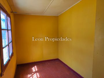 Leon Propiedades vende parcela plana con 2 casas en sector Cuyuncavi, Curacavi