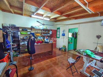 Leon Propiedades vende parcela plana con 2 casas en sector Cuyuncavi, Curacavi
