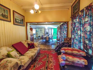 Leon Propiedades vende parcela plana con 2 casas en sector Cuyuncavi, Curacavi