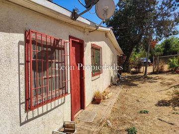 Leon Propiedades vende parcela plana con 2 casas en sector Cuyuncavi, Curacavi