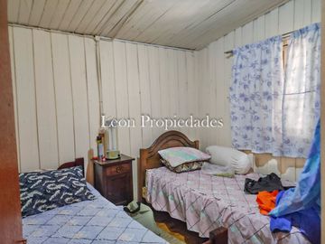Leon Propiedades vende parcela plana con 2 casas en sector Cuyuncavi, Curacavi