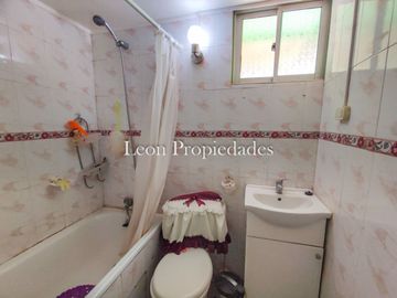 Leon Propiedades vende parcela plana con 2 casas en sector Cuyuncavi, Curacavi