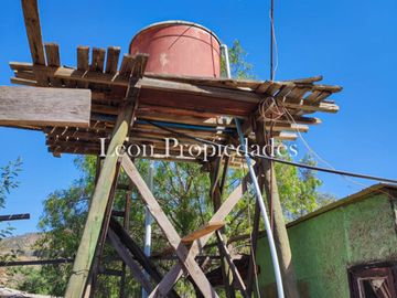 Leon Propiedades vende parcela plana con 2 casas en sector Cuyuncavi, Curacavi