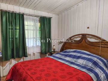 Leon Propiedades vende parcela plana con 2 casas en sector Cuyuncavi, Curacavi