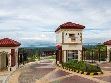 TAGAYTAY TWIN LAKES Domaine Le Jardin - 6 Bedrooms Property with Taal Volcano/Lake view