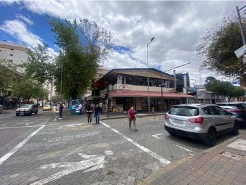 CASA COMERCIAL EN VENTA AV.AMAZONAS Y CARRION ESQUINA