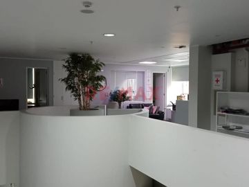ID: 1055987  Vendo Moderno Edificio Comercial