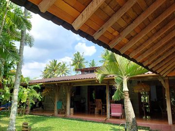 Villa Joglo Tropis dengan Kolam Renang dekat Jalan Palagan