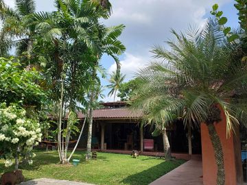Villa Joglo Tropis dengan Kolam Renang dekat Jalan Palagan