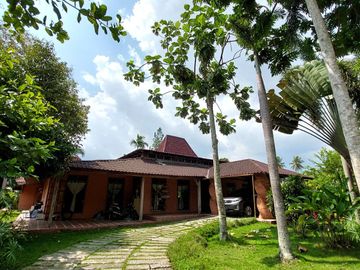 Villa Joglo Tropis dengan Kolam Renang dekat Jalan Palagan