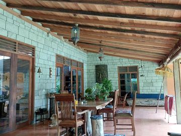 Villa Joglo Tropis dengan Kolam Renang dekat Jalan Palagan