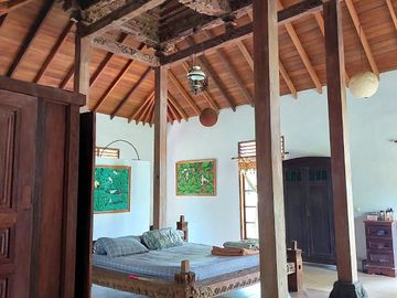 Villa Joglo Tropis dengan Kolam Renang dekat Jalan Palagan