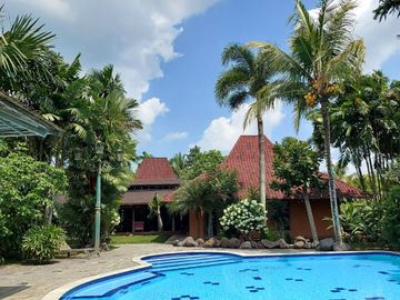 Villa Joglo Tropis dengan Kolam Renang dekat Jalan Palagan