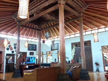 Villa Joglo Tropis dengan Kolam Renang dekat Jalan Palagan