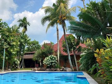 Villa Joglo Tropis dengan Kolam Renang dekat Jalan Palagan